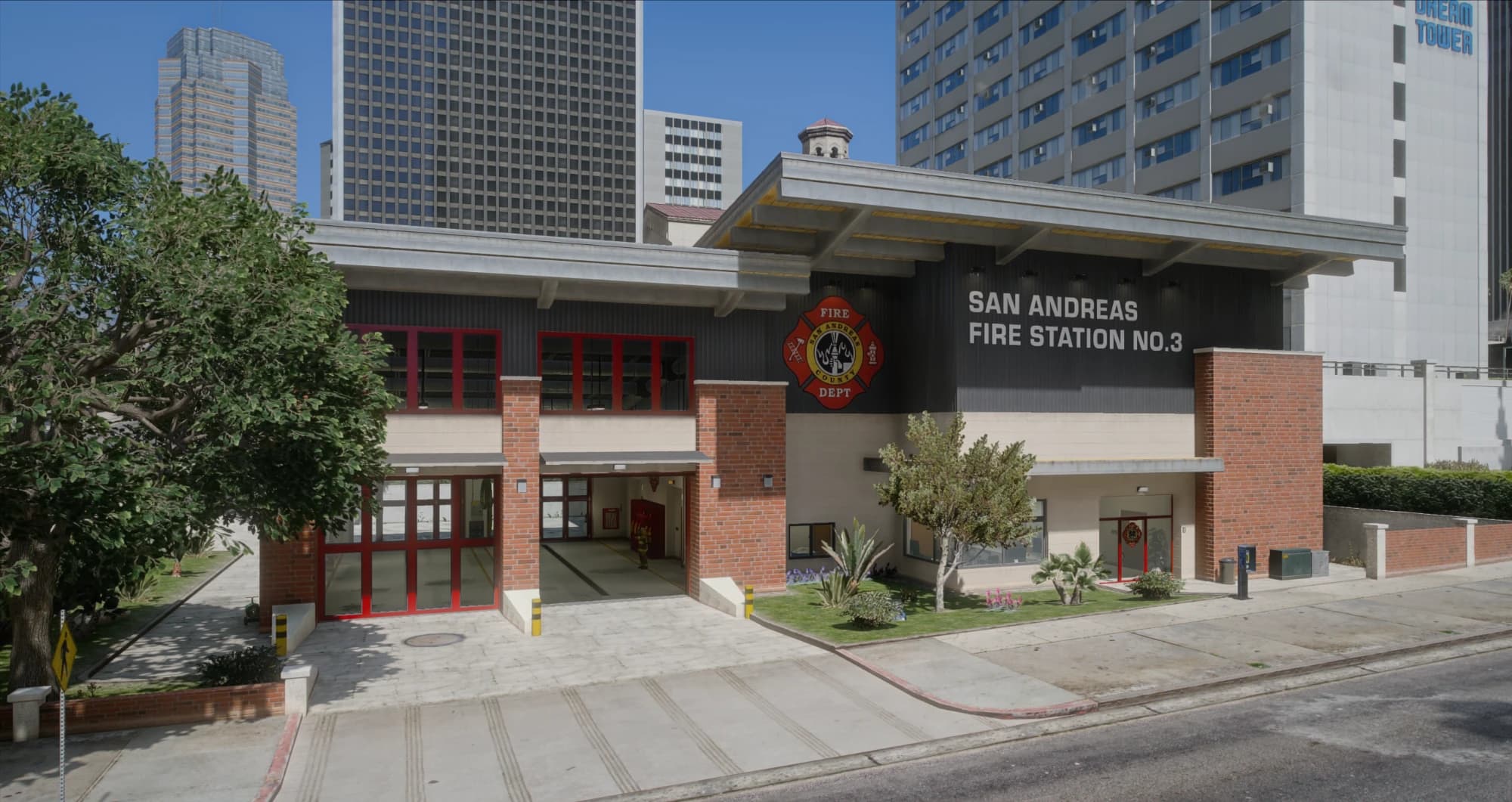 Die San Andreas Fire Station No. 3 mit roten Hallentoren mitten in der Stadt