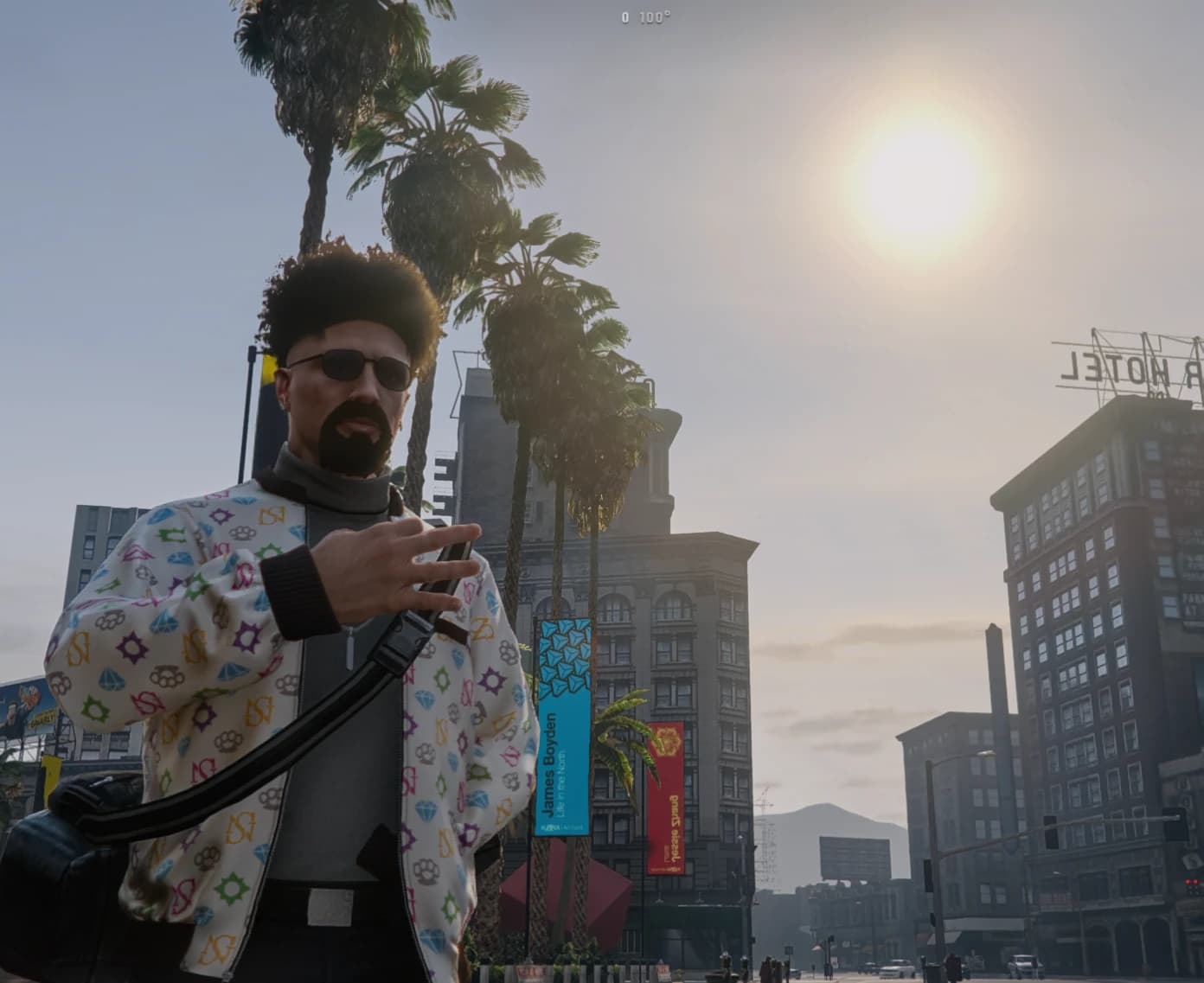 Spieler mit Sonnenbrille, gemusterter Jacke und Umhängetasche vor Palmen und Hotels im Gegenlicht
