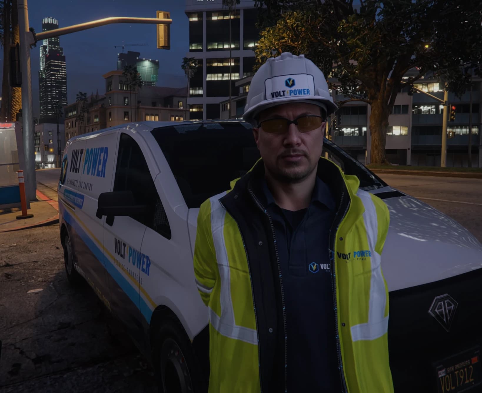 VOLT-POWER-Techniker mit Helm und Warnjacke vor seinem Servicewagen bei Nacht